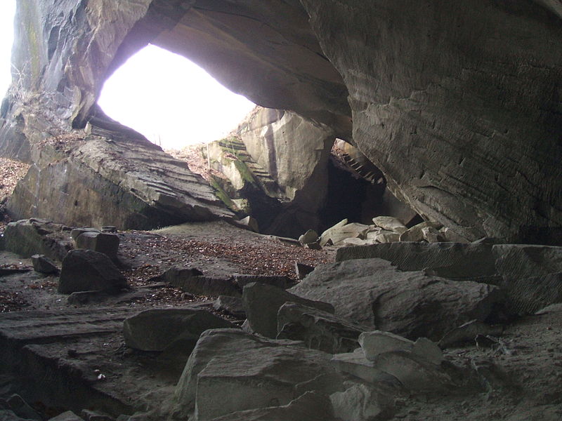 L'interno di una cava di arenaria (molera)