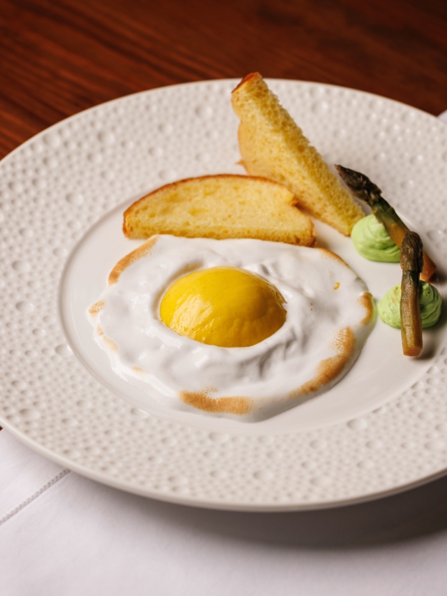 Dalla nostra carta dei dessert: la “colazione” che non ti aspetti 🍳

Cremoso al frutto della passione, meringa all’italiana e cremoso all’asparago bianco “Azienda Agricola Catella”. 
Con pan brioche tostato in accompagnamento. 

#dessert