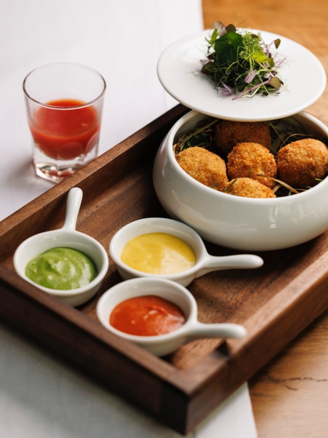 MANGIA E BEVI 🍅

Polpettine di agnello “Azienda Agricola Bergamo” servite con salse stagionali e misticanza di fiori ed erbe spontanee. 

In accompagnamento un piccolo drink a base di
acqua di pomodoro. 

#antipasti
